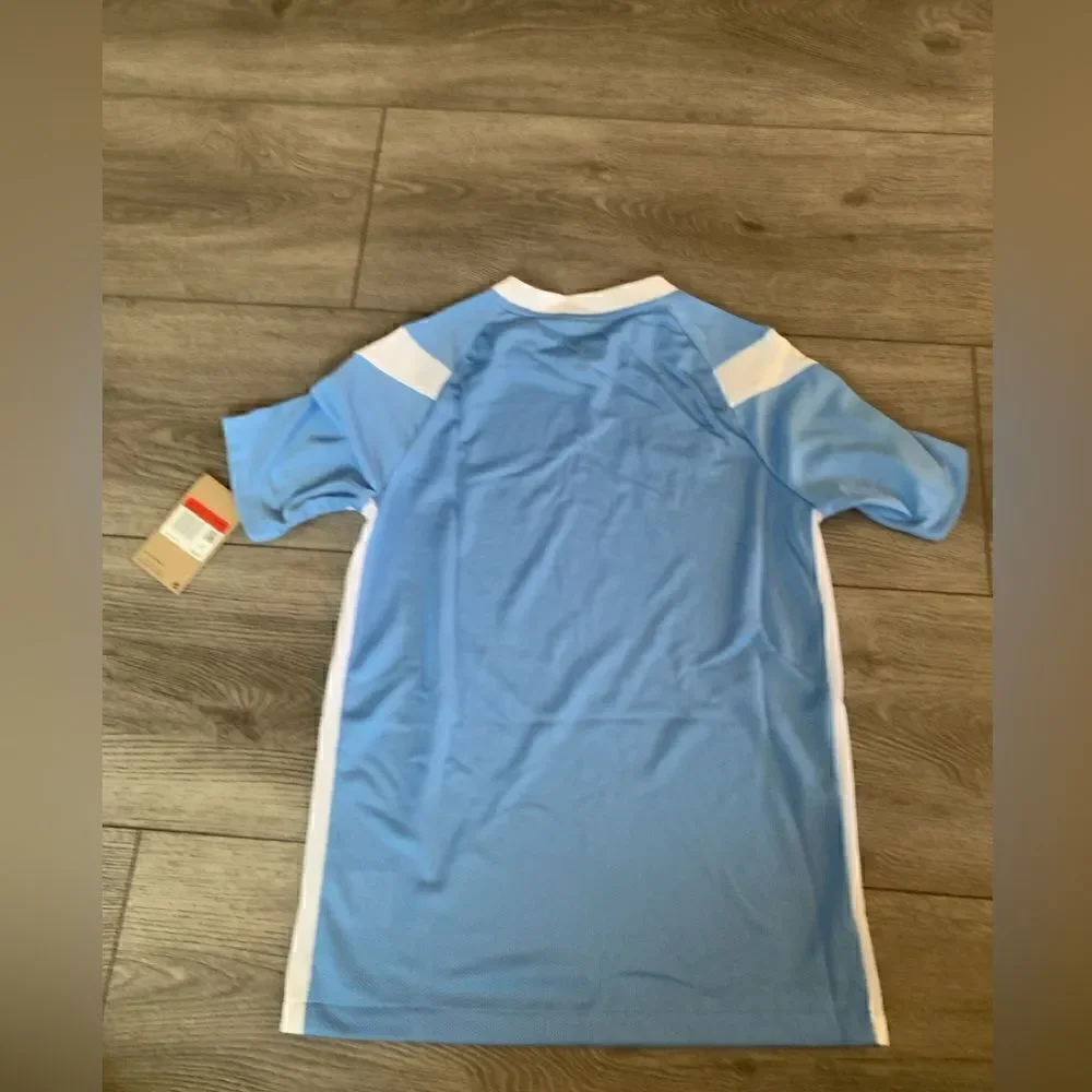 Nike kids football/soccer jersey great for any sport practice